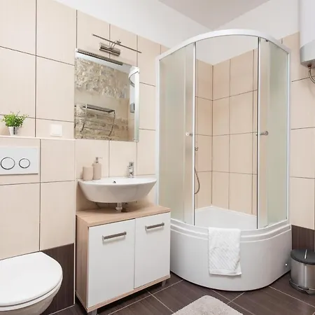 ドルチェ ヴィータ アパート