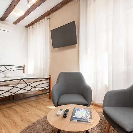 ドルチェ ヴィータ アパート *