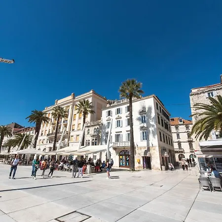 ドルチェ ヴィータ アパート *